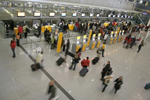 Passengers queuing up for check-in — Stock Photo, Image