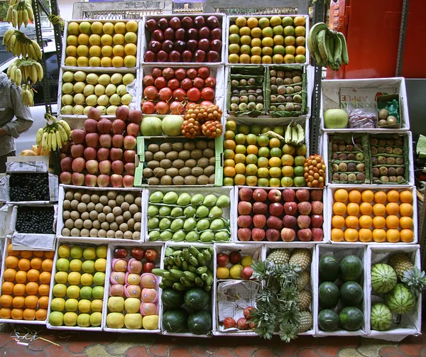 Ovoce stánku na chodníku, mumbai, Indie — Stock fotografie