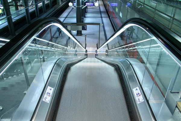 Escada rolante descendente em uma área de transporte público — Fotografia de Stock