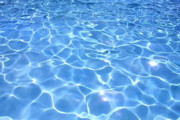 Czysta woda w basenie — Zdjęcie stockowe
