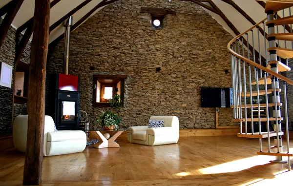 Pohled z obývacího pokoje s krbem a staré kamenné zdi a moderní televize — Stock fotografie