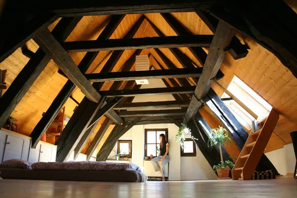 Chambre sous le toit, avec poutres en bois foncé — Photo