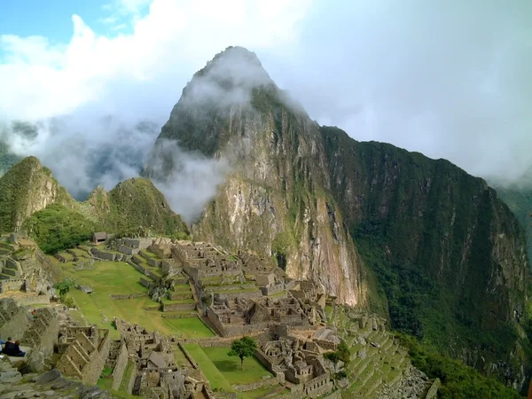Легка хмара перетинає мачу-пічу в сонячний день, Перу — стокове фото