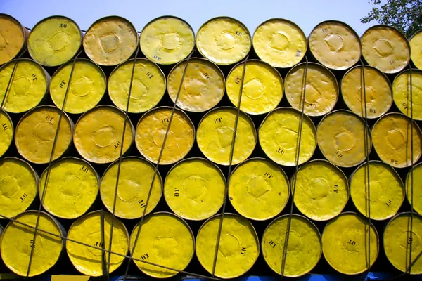Barriles de petróleo apilados para carga — Foto de Stock