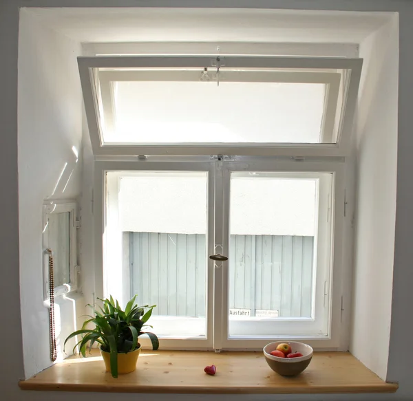 Білі вікна з яблуками і рослиною — стокове фото