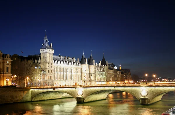 La Conciergerie bei Nacht mit Pont de l 'horloge im Vordergrund, Paris, — Stockfoto