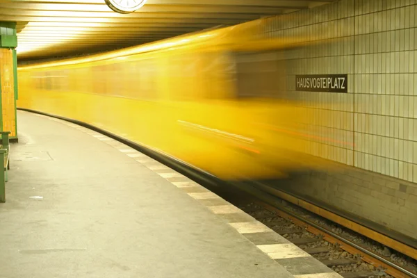 Comboio subterrâneo correndo para a estação — Fotografia de Stock