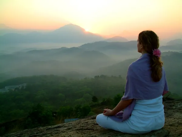 Meditation bei Sonnenaufgang lizenzfreie Stockbilder