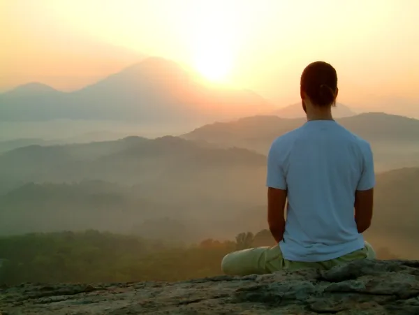 Meditation på sunrise Stockfoto