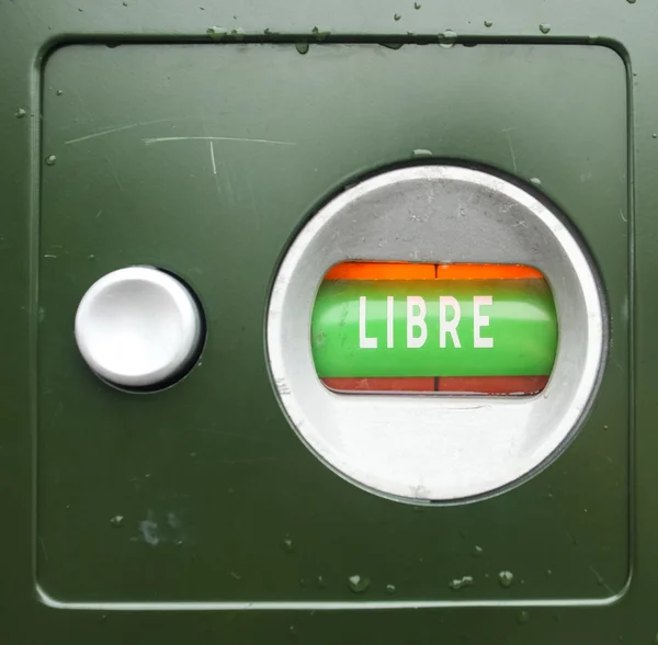Leere französische öffentliche Toilette Schild auf grünem Hintergrund — Stockfoto