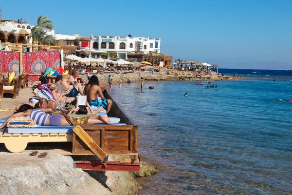 Turystów korzystających z wybrzeża Synaju — Zdjęcie stockowe