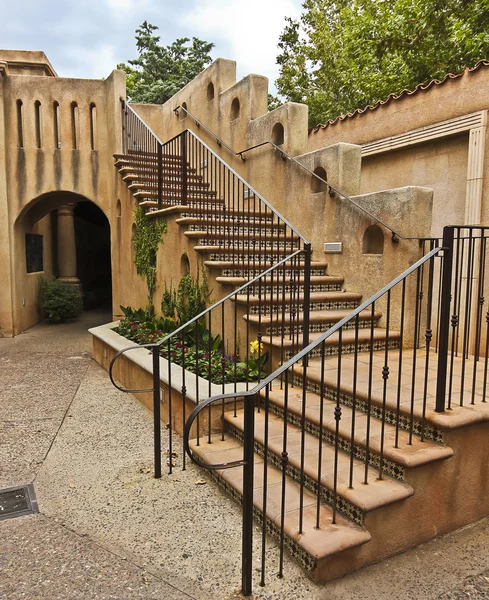 Una escalera en arquitectura de estilo hispano-colonial — Foto de Stock