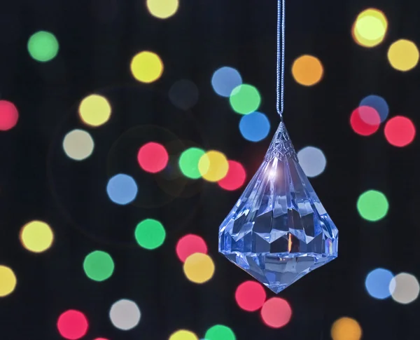 Um ornamento de Natal de cristal com chama da lente — Fotografia de Stock