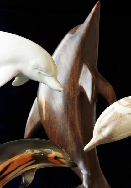 Uspořádání čtyři figurky delfín — Stock fotografie