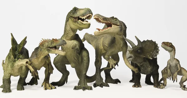Un grupo de seis dinosaurios en fila — Foto de Stock