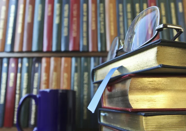 Een paar glazen op een stapel boeken — Stockfoto