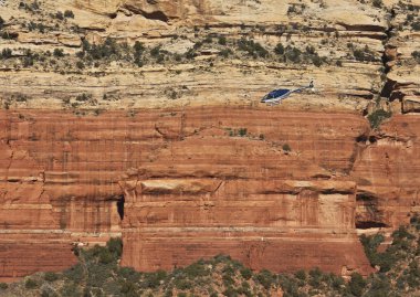 sedona kırmızı kayaların üzerinden bir gezi helikopter