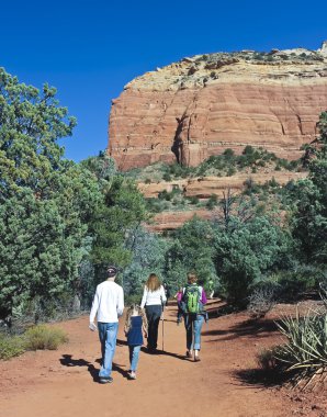 üzerinde bir sedona hiking trail yürüyüş yapan bir grup