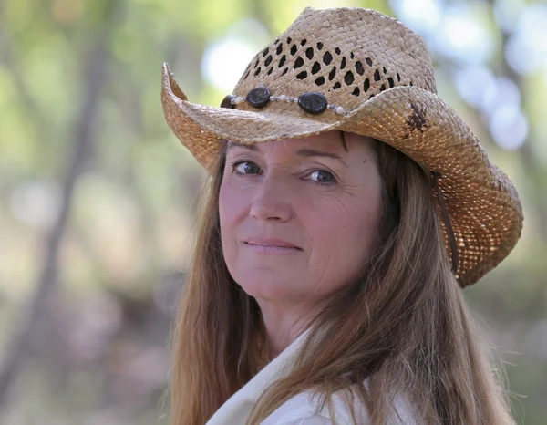 Uma mulher ao ar livre em um chapéu de cowboy — Fotografia de Stock