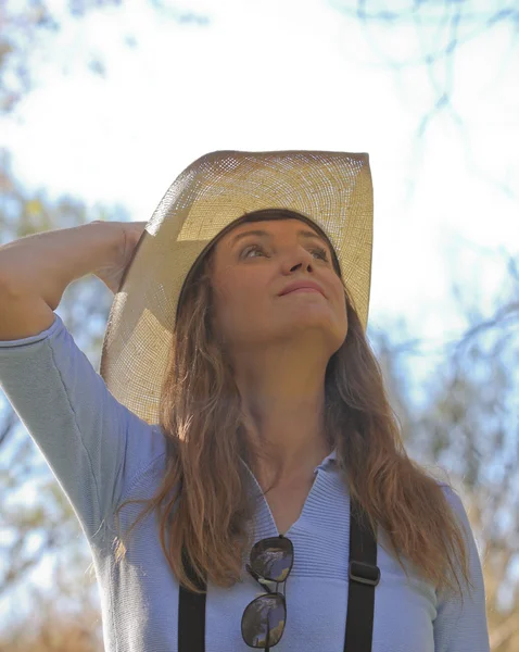 Žena venku v kovbojském klobouku — Stock fotografie