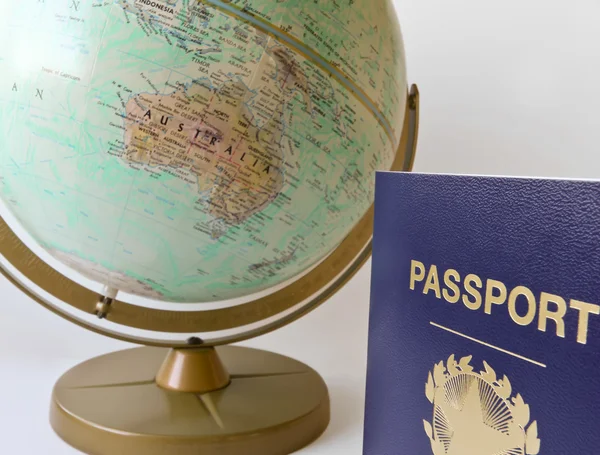 Паспорт і світ глобусом проти білий — стокове фото