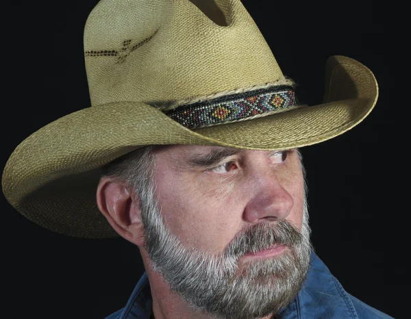 Un homme avec une barbe grise dans un chapeau de cow-boy de paille — Photo
