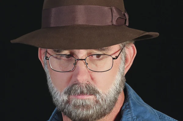Vousatý muž v klobouk a brýle — Stock fotografie