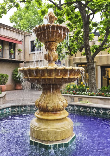 Een prachtige fontein in een Mexicaanse binnenplaats — Stockfoto