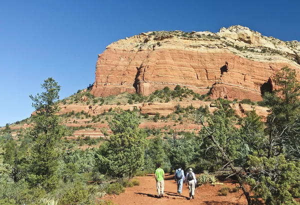 Üzerinde bir sedona hiking trail yürüyüş yapan bir grup — Stok fotoğraf