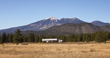 san francisco peaks dibinde yarı tanker kamyon