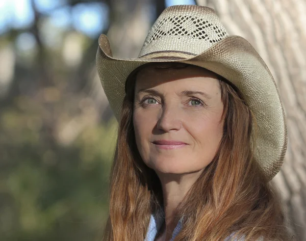 Uma mulher ao ar livre em um chapéu de cowboy — Fotografia de Stock