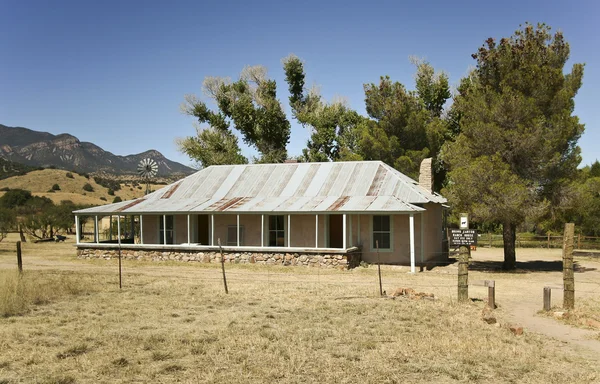 Widok brązowy canyon ranch house — Zdjęcie stockowe