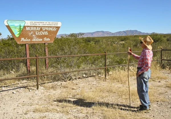 A Hiker at the Murray Springs - Clovis Trailhead — Stock Photo, Image