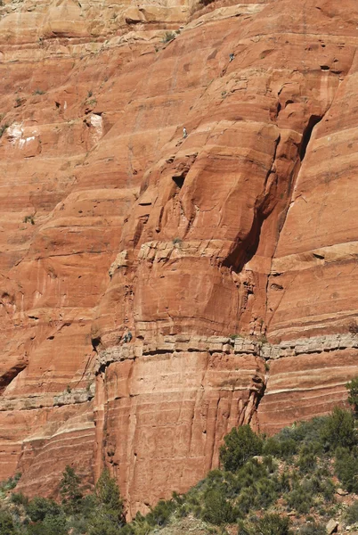 Μια ομάδα ορειβατών ανεβείτε ένα βράχο ψαμμίτη — Φωτογραφία Αρχείου