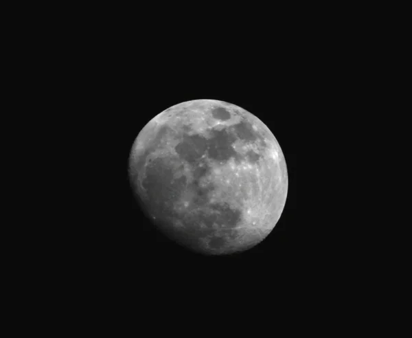 Um Tiro da Lua da Terra Contra um Céu Noturno — Fotografia de Stock