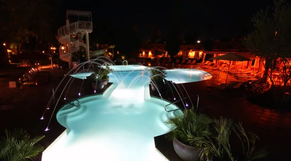 在晚上的度假村酒店的游泳池 — 图库照片