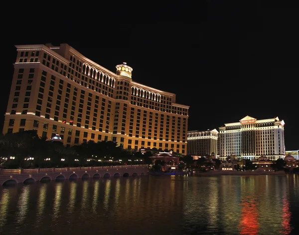 Uma foto noturna dos hotéis Bellagio e Caesars Palace Fotografia De Stock