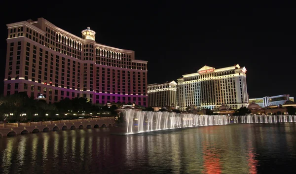 Una toma nocturna del espectáculo de la fuente de Bellagio y el Palacio de los Césares — Foto de Stock