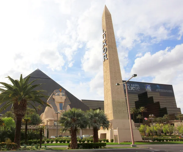 A Daytime View of the Luxor Hotel and Casino — Stock Photo, Image