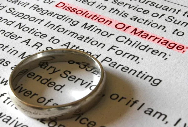 Rozvod petici a zlata snubní prstýnek — Stock fotografie