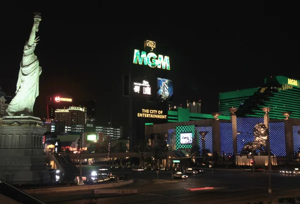 Uma foto noturna de Las Vegas Boulevard e Tropicana — Fotografia de Stock