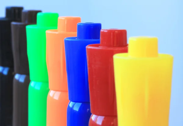 Una línea de siete marcadores de acuarela de colores — Foto de Stock