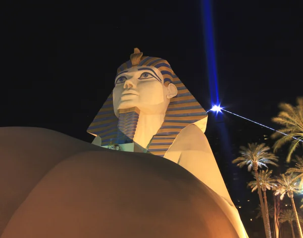 stock image A view of the Luxor Sphinx and Pyramid at night
