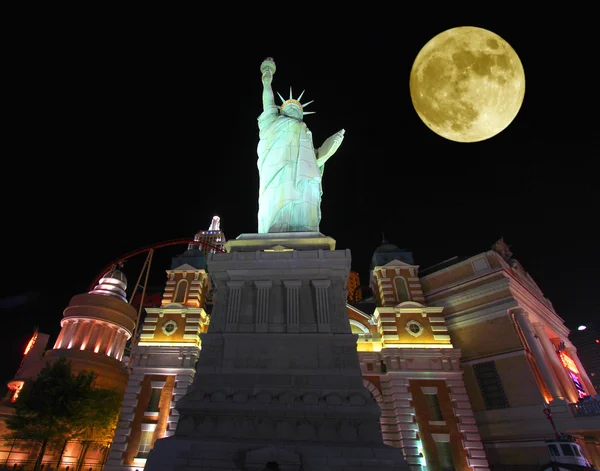 一轮满月在纽约-纽约 — 图库照片