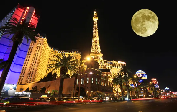 A full moon over Paris on the Strip — Stock Photo, Image