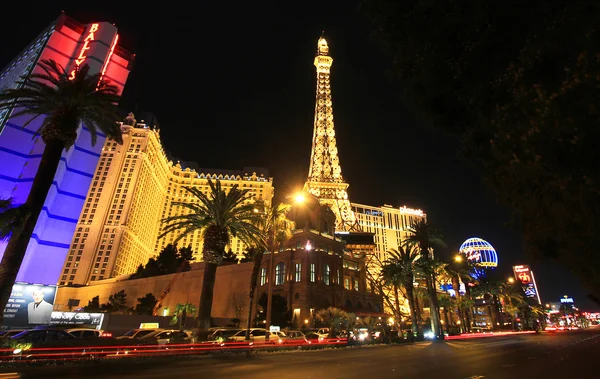 En Nattbild av paris på strip — Stockfoto