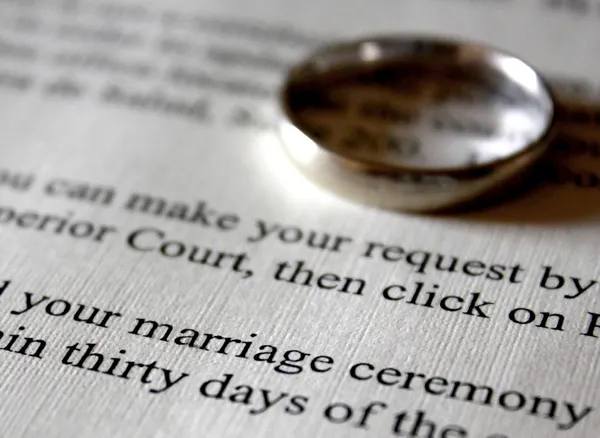 結婚証明書とゴールドの結婚指輪 — ストック写真