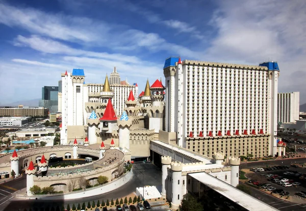 Солнечный вид на отель и казино Excalibur — стоковое фото