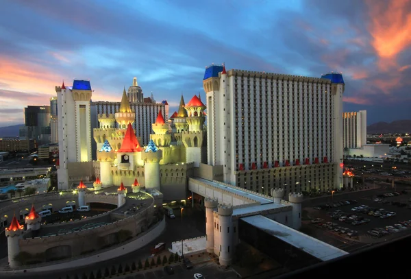 Uma vista do crepúsculo do Hotel e Casino Excalibur — Fotografia de Stock