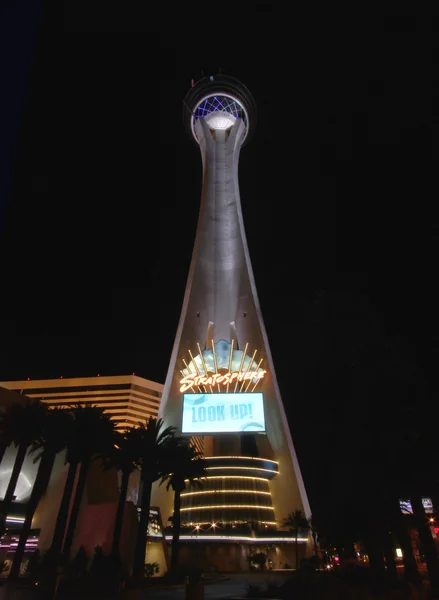 Wgląd nocy stratosphere hotel i kasyno — Zdjęcie stockowe